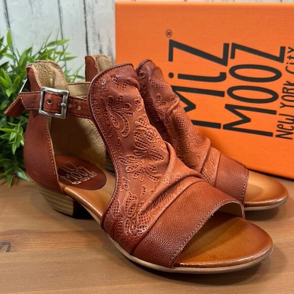 Miz Mooz Corra Leather Wide Width Heeled Sandals Size 38W - Picture 2 of 9